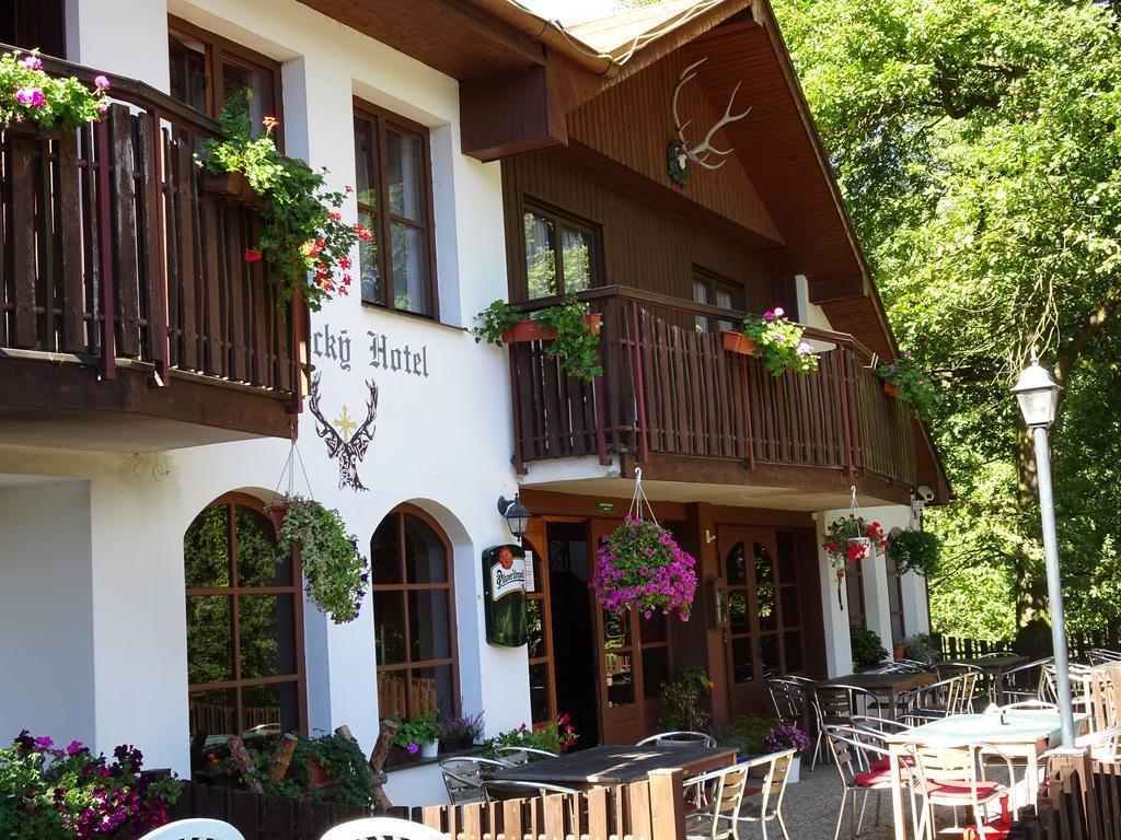 Lovecky Hotel Jivak Loučeň エクステリア 写真