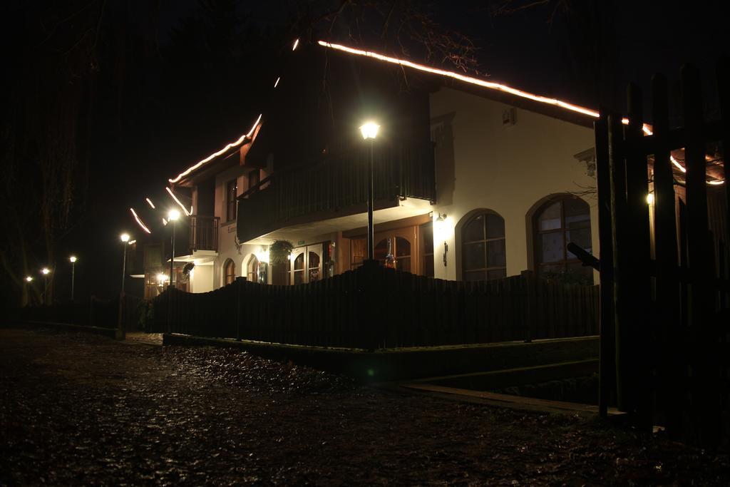 Lovecky Hotel Jivak Loučeň エクステリア 写真