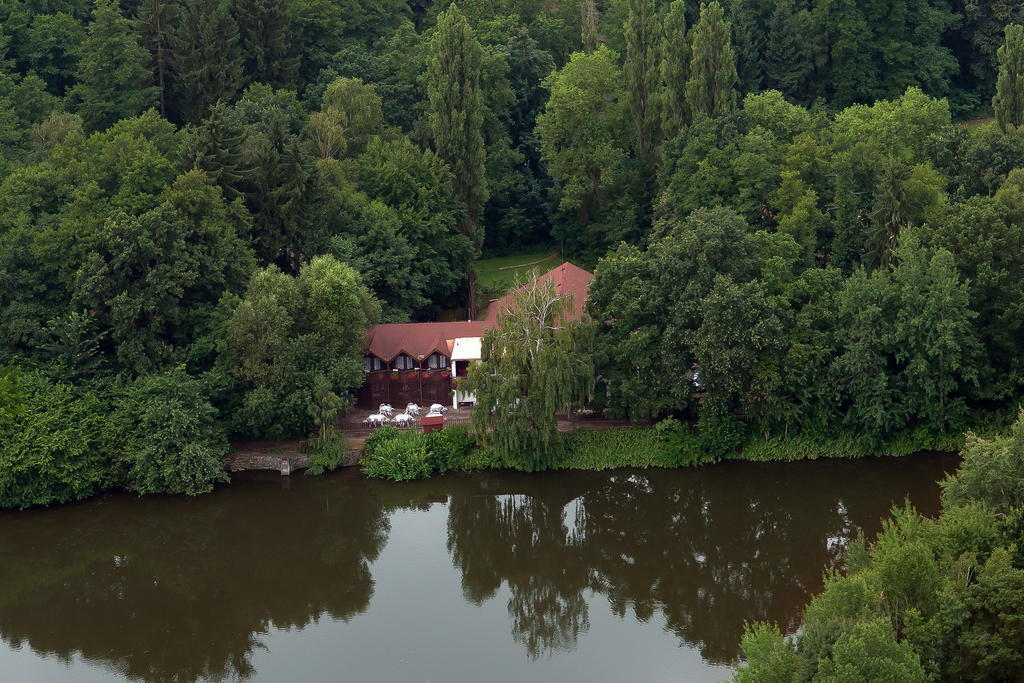Lovecky Hotel Jivak Loučeň エクステリア 写真